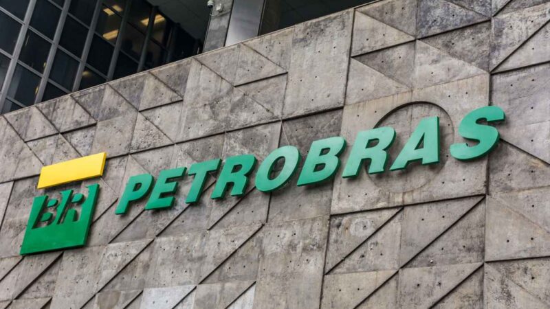 Petrobras reajusta gasolina, mas subsídio do governo reduz impacto ao consumidor