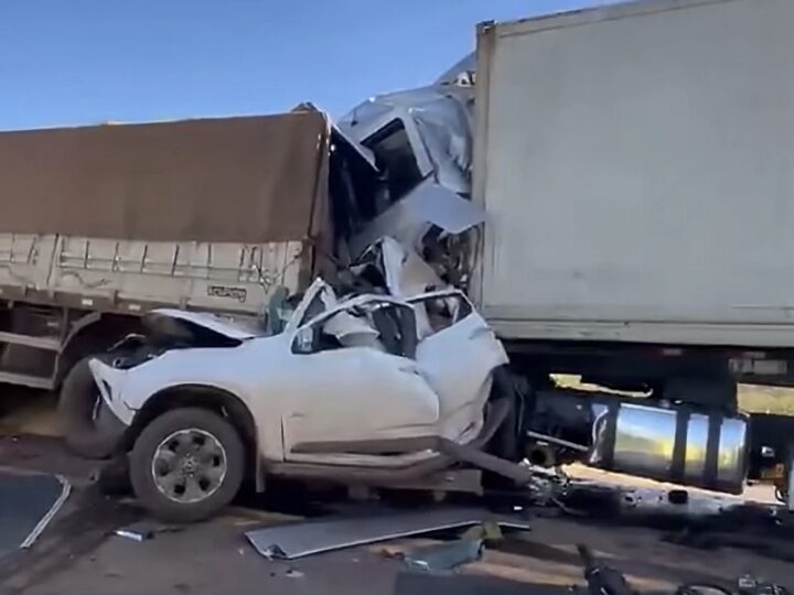Engavetamento entre carretas e utilitária deixa dois mortos na BR-163 em Coxim