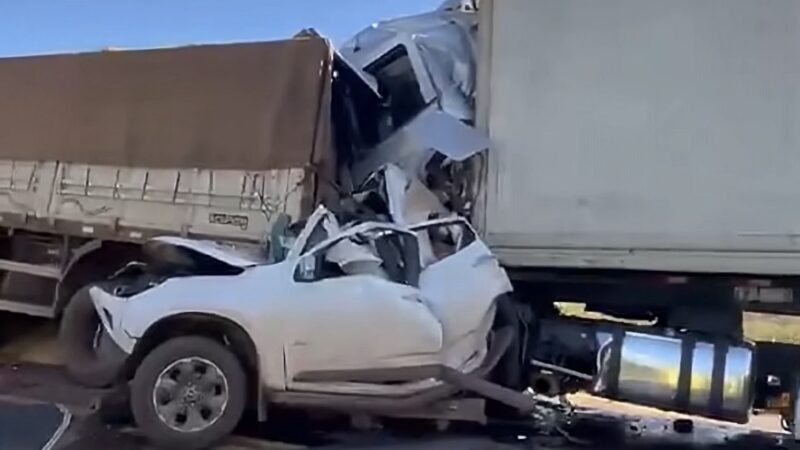 Engavetamento entre carretas e utilitária deixa dois mortos na BR-163 em Coxim