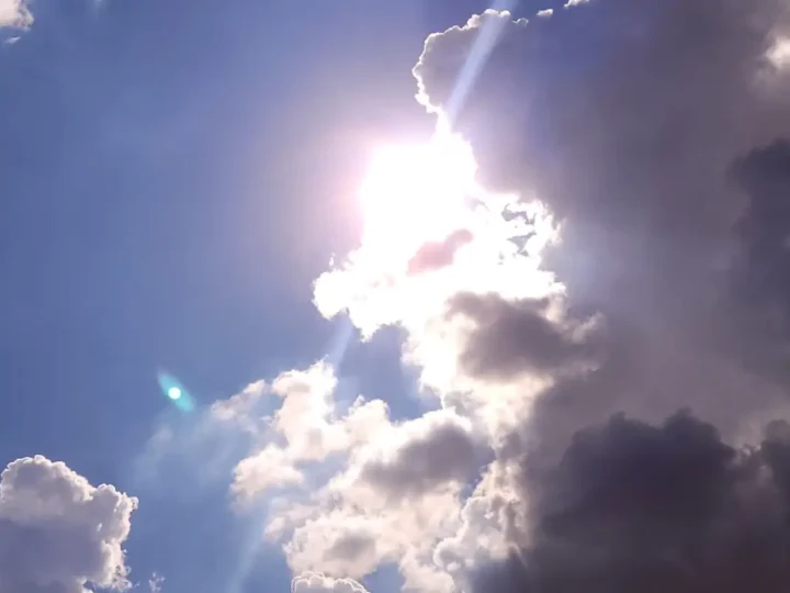 Domingo começa com 17°C, mas calor predomina e máxima chega a 34°C
