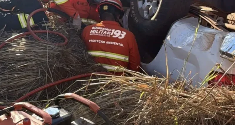 Capotamento na MS-223 deixa mulher presa às ferragens