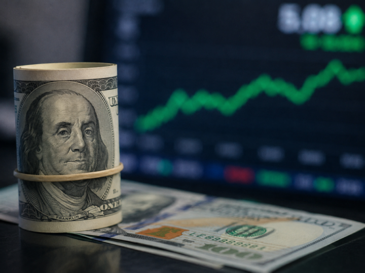 Dólar recua, mas fecha acima de R$ 5 com apoio do petróleo e entrada de recursos na bolsa