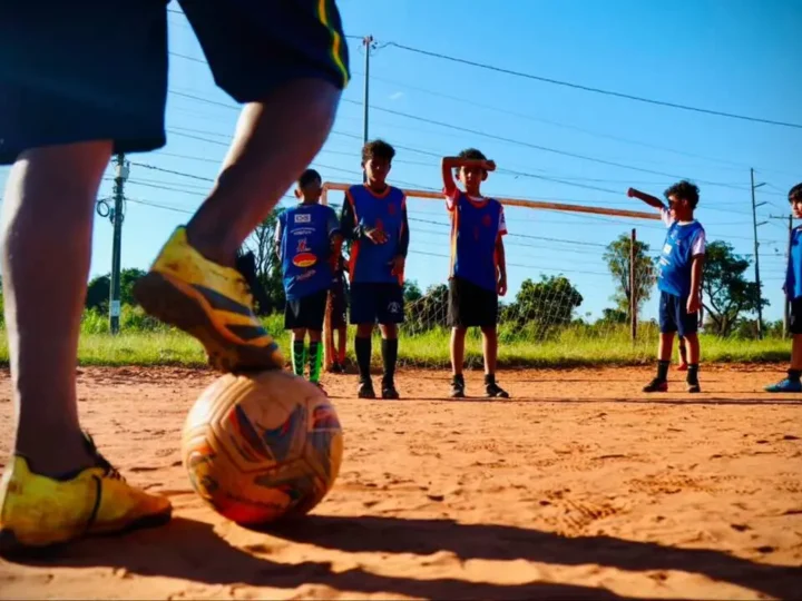 Em campo de terra, projeto social transforma vidas e alimenta sonhos de crianças no Bairro Serraville em Campo Grande