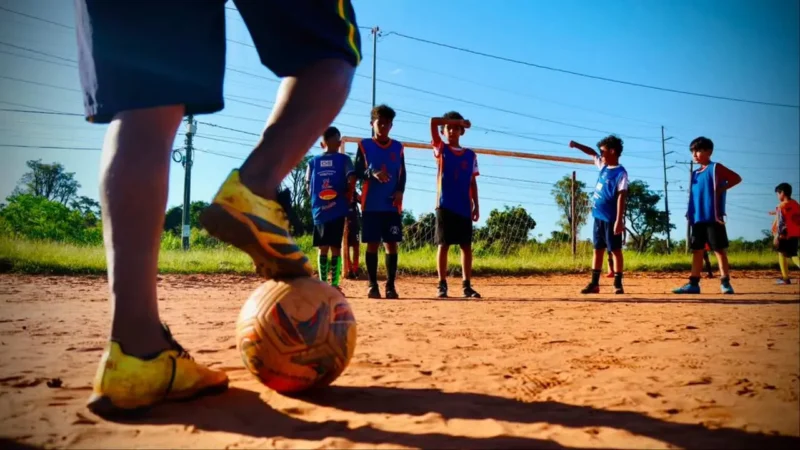 Em campo de terra, projeto social transforma vidas e alimenta sonhos de crianças no Bairro Serraville em Campo Grande