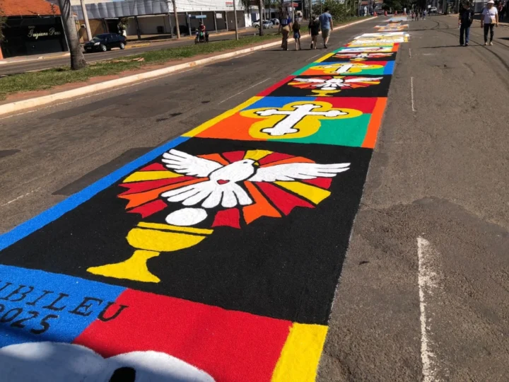 Corpus Christi reúne 48 paróquias em celebração com tapetes, procissão e show em Campo Grande