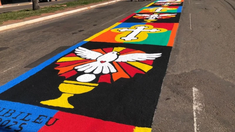 Corpus Christi reúne 48 paróquias em celebração com tapetes, procissão e show em Campo Grande