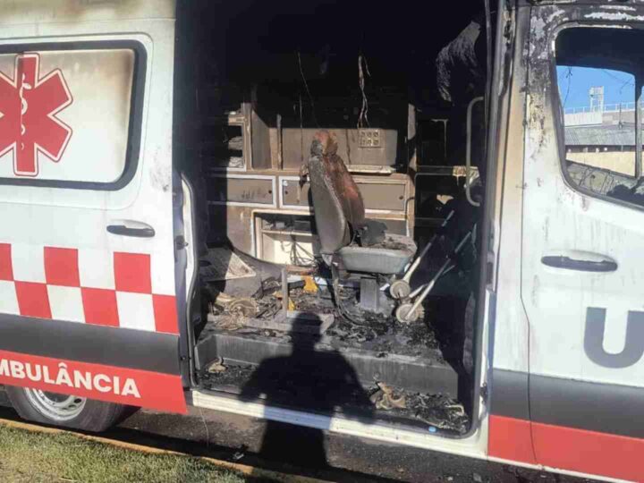 Ambulância pega fogo próximo ao Aeroporto Internacional de Campo Grande