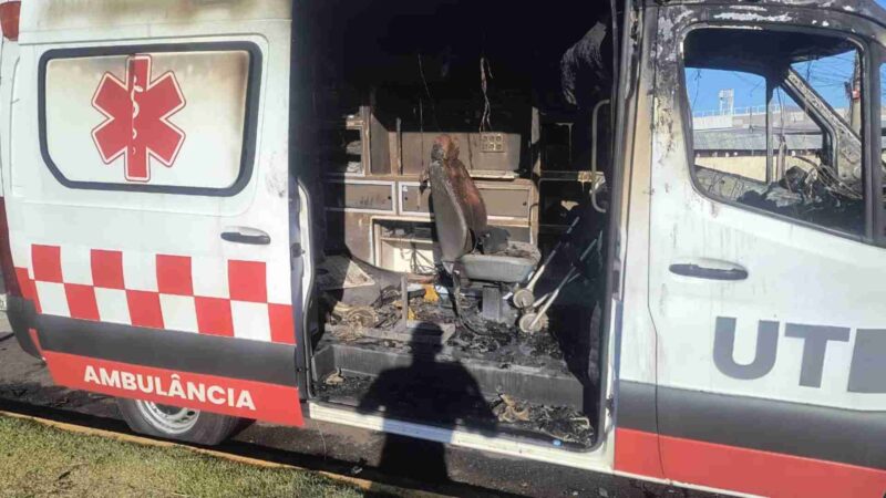 Ambulância pega fogo próximo ao Aeroporto Internacional de Campo Grande
