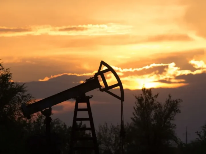 Petróleo cai mais de 2% após sinalização de Trump sobre manutenção de trégua com o Irã