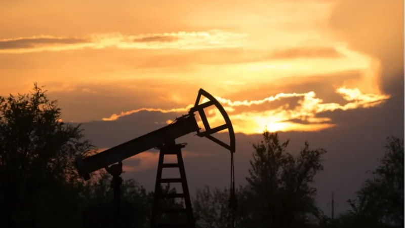 Petróleo cai mais de 2% após sinalização de Trump sobre manutenção de trégua com o Irã