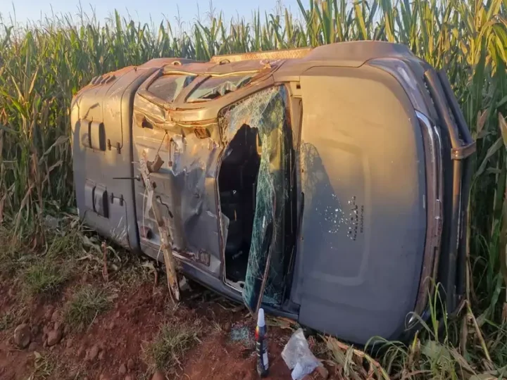 Perseguição termina com viatura do DOF capotada em estrada de terra em Maracaju