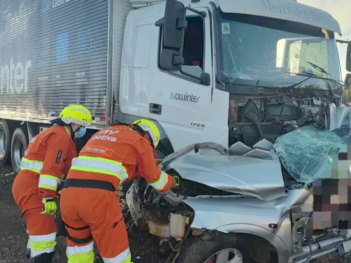 Colisão entre carro e caminhão deixa dois mortos na BR-163, em Juti