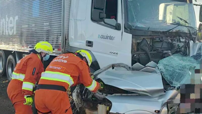 Colisão entre carro e caminhão deixa dois mortos na BR-163, em Juti