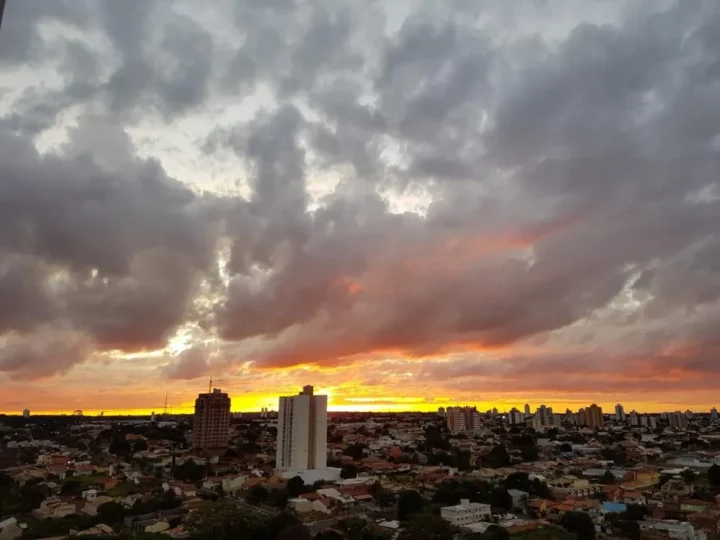 Frente fria provoca chuva e risco de temporais em Mato Grosso do Sul nesta segunda-feira