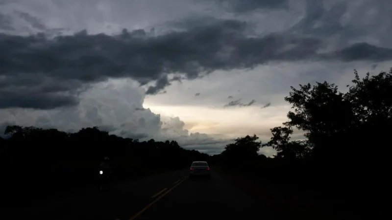 Tempestades ganham força em MS: ciclones elevam risco de chuva intensa, granizo e ventos de até 100 km/h