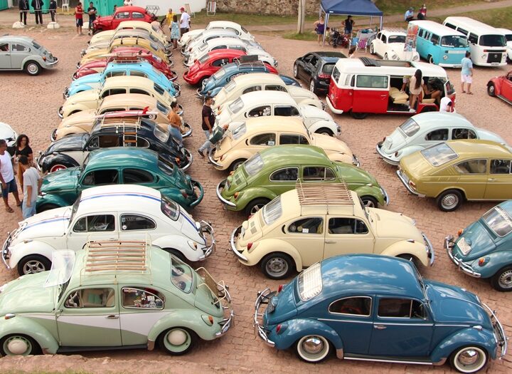 Carros antigos e solidariedade movimentam Vila Morena com exposição e campanha de brinquedos