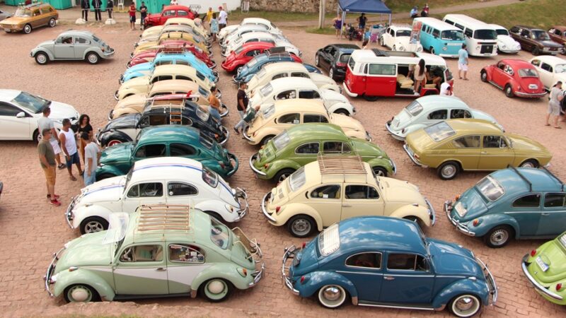 Carros antigos e solidariedade movimentam Vila Morena com exposição e campanha de brinquedos