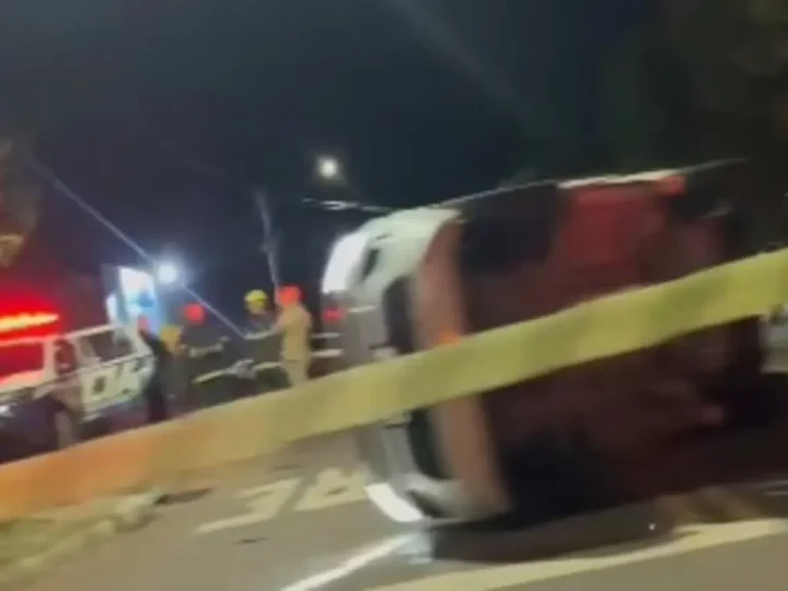 Carro tomba após colisão em cruzamento no Parque Novos Estados; uma pessoa é atendida pelos Bombeiros