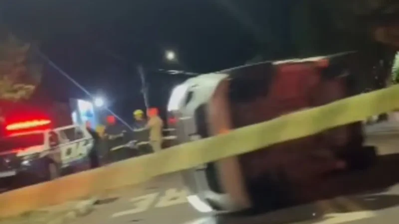 Carro tomba após colisão em cruzamento no Parque Novos Estados; uma pessoa é atendida pelos Bombeiros