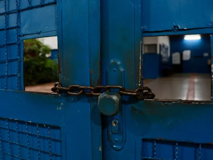 Paralisação de professores fecha escolas municipais e surpreende pais em Campo Grande
