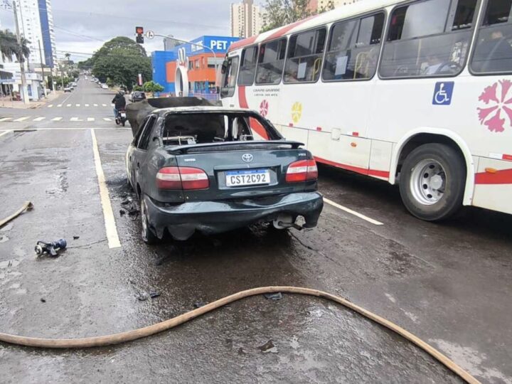 Corolla é destruído por incêndio no Centro de Campo Grande