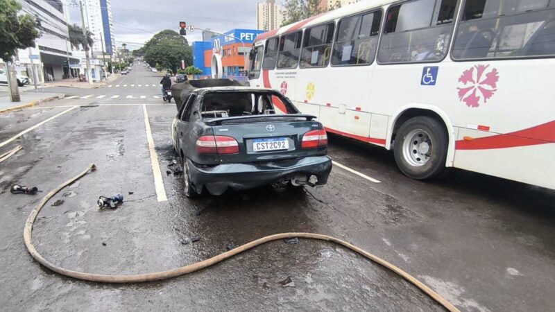 Corolla é destruído por incêndio no Centro de Campo Grande