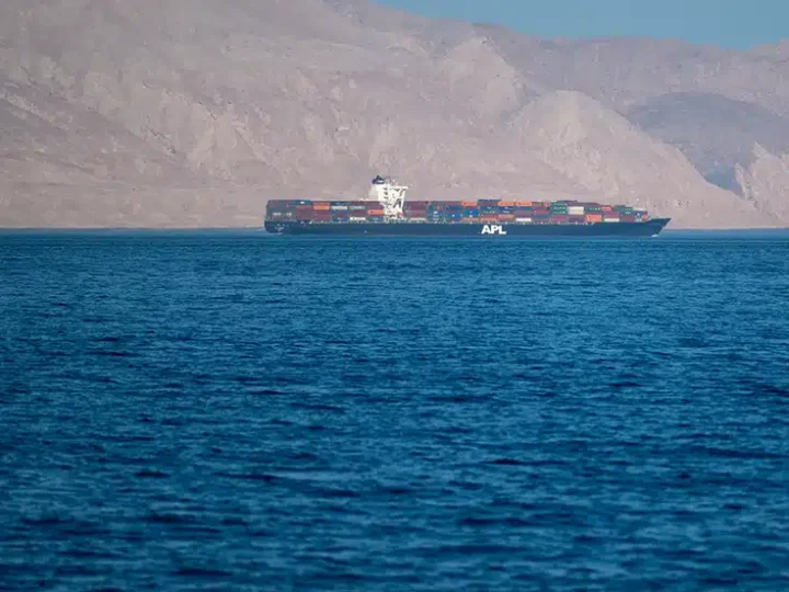 Navios iranianos voltam a cruzar Estreito de Ormuz após avanço em acordo com os EUA