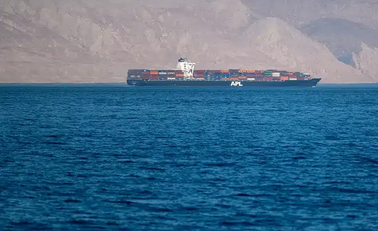 Navios iranianos voltam a cruzar Estreito de Ormuz após avanço em acordo com os EUA
