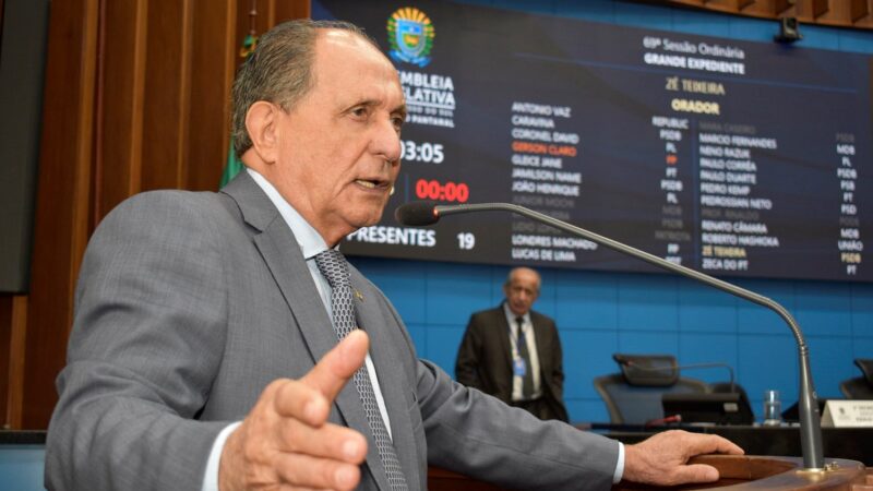 Zé Teixeira cobra explicações sobre taxa de iluminação pública em Laguna Carapã