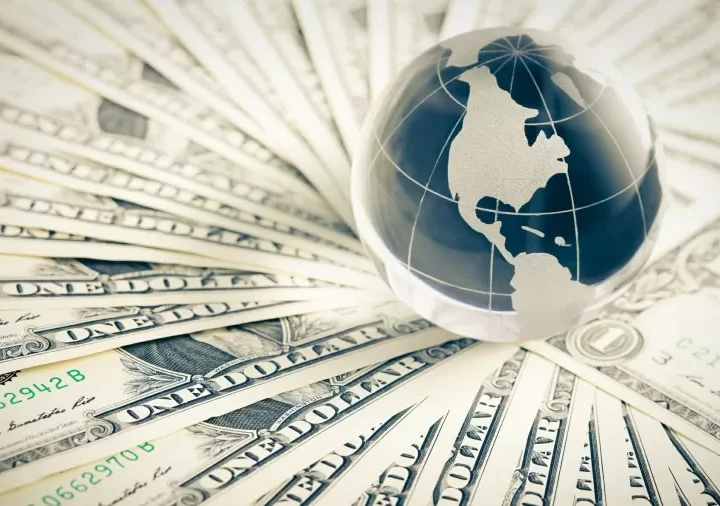 Dólar sobe a R$ 5,11 e Bolsa recua após decisões de juros no Brasil e nos EUA