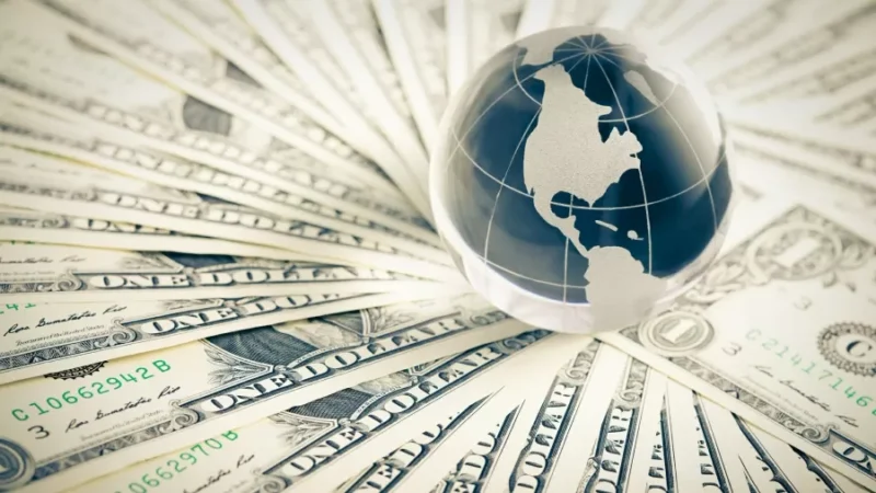 Dólar sobe a R$ 5,11 e Bolsa recua após decisões de juros no Brasil e nos EUA