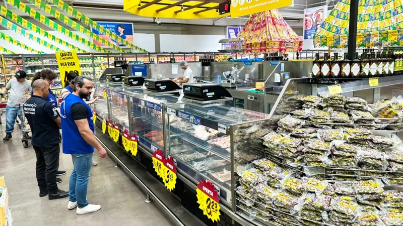 Fiscalização apreende 650 quilos de carnes e frios por irregularidades em atacadista de Campo Grande