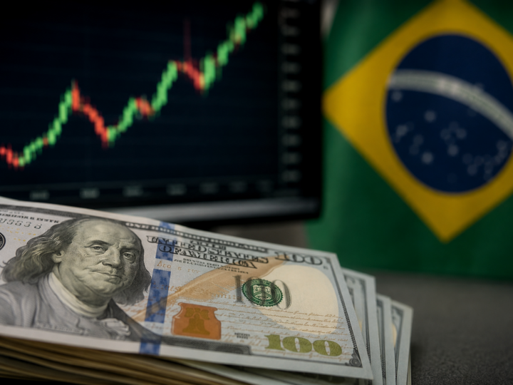 Dólar dispara no Brasil e fecha em alta com tensão externa e sinais do Fed