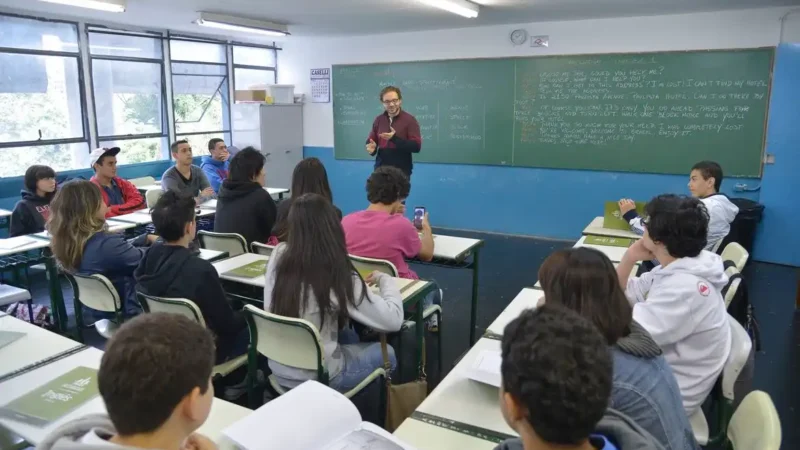Lei sancionada por Lula eleva piso nacional dos professores para R$ 5,1 mil