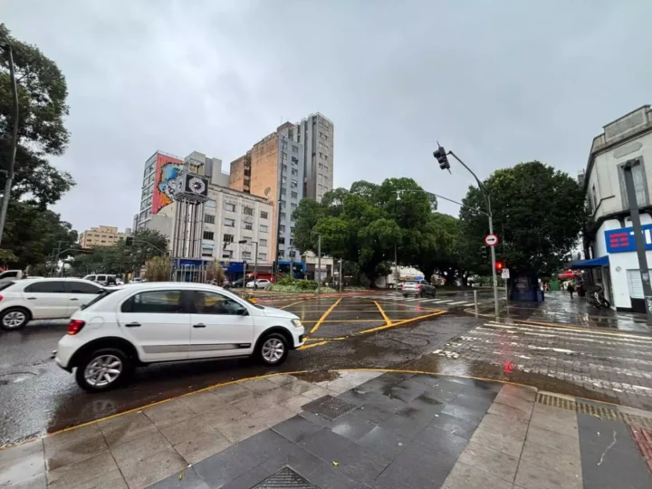 Chuva intensa atinge Campo Grande após manhã de alerta para instabilidade