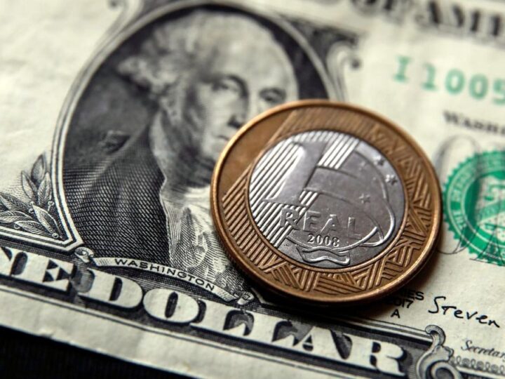 Dólar fecha em queda, mas acumula alta na semana e mantém pressão sobre o real