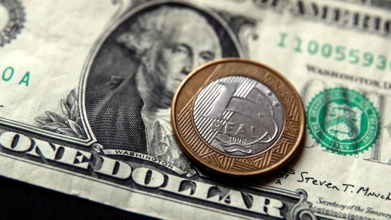 Dólar fecha em queda, mas acumula alta na semana e mantém pressão sobre o real