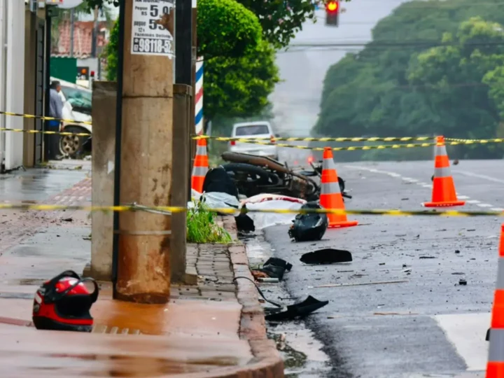 Motociclista morre após colisão com caminhonete no Centro de Campo Grande; suspeita de embriaguez envolve ocupantes do veículo