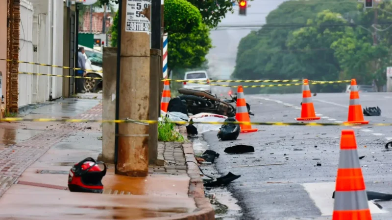Motociclista morre após colisão com caminhonete no Centro de Campo Grande; suspeita de embriaguez envolve ocupantes do veículo