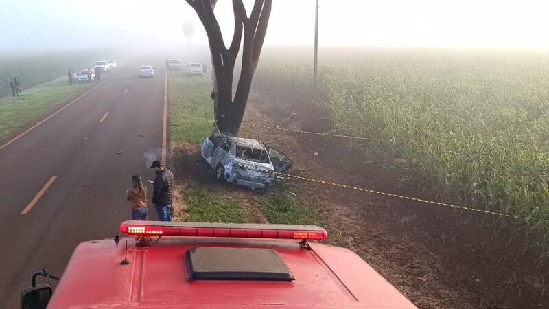 Duas pessoas morrem após carro atingir árvore e incendiar na região de Dourados