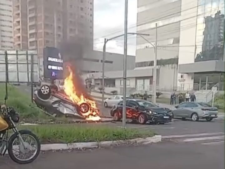 Carro capota, pega fogo e fica destruído em acidente na Capital