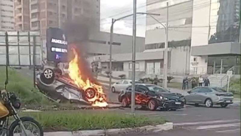 Carro capota, pega fogo e fica destruído em acidente na Capital