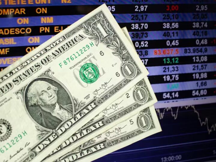 Dólar fecha em queda após intervenção do BC e expectativa por ata do Copom