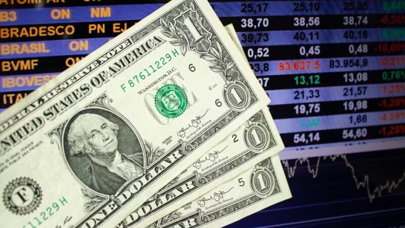 Dólar fecha em queda após intervenção do BC e expectativa por ata do Copom