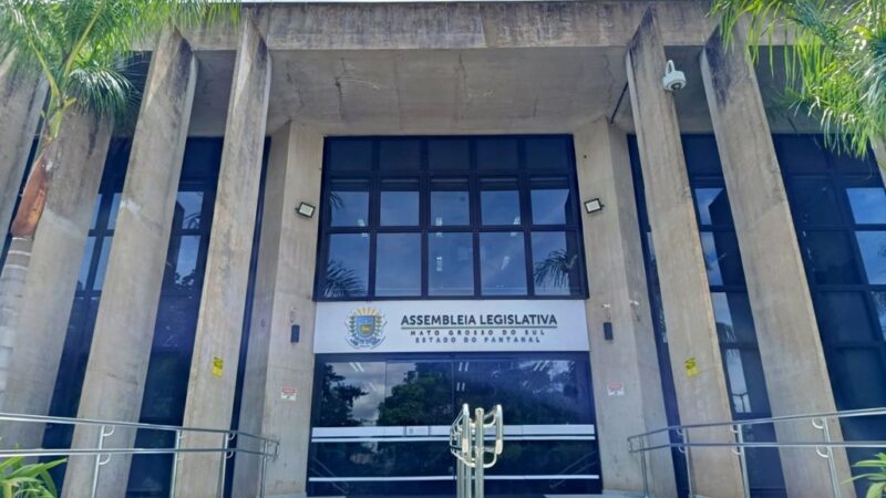 Alems vota projetos sobre elevadores para macas, sinalização para idosos e venda de veículos usados