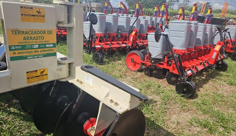 Governo entrega 77 máquinas para fortalecer agricultura familiar em 27 municípios de MS