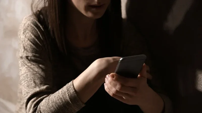 Denúncias de violência digital contra mulheres crescem 188% e chegam a 16,7 mil em 2026