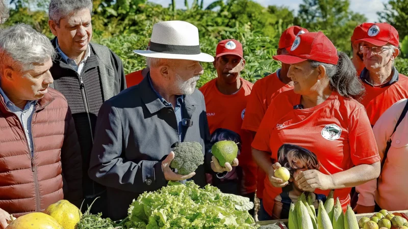 Lula entrega quase 1,4 mil títulos de terras e defende menos burocracia para beneficiar famílias assentadas em MS