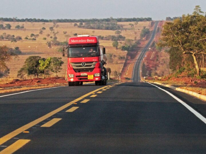 MS amplia malha asfaltada e projeta quase 6 mil quilômetros de rodovias pavimentadas até o fim de 2026