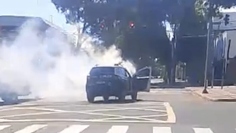 Fogo em viatura da PM chama atenção no cruzamento da Afonso Pena com Rui Barbosa
